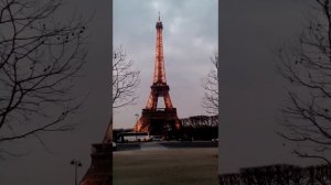 Eiffel Tower (Эйфелевая башня загорается)