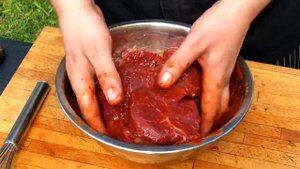 СТЕЙКИ ИЗ ГОВЯЖЕЙ ВЫРЕЗКИ НА ОТКРЫТОМ ОГНЕ