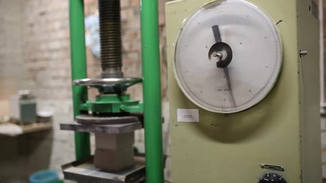Испытания силикатного кирпича гидравлическим прессом для определения марки.