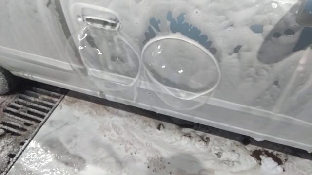 Прикол на автомойке!!! Пузыри из дверей !!! смотреть онлайн