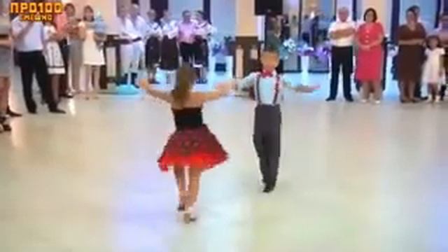 Маленькие дети танцуют. Видео. Это очень круто!★ смотреть онлайн