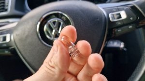 Замена лампочек в плафонах подсветки салона Volkswagen Passat NMS/Как снять плафон подсветки салона