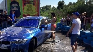 Красивые девушки на автомойке. Приз за качество - шнековый насос!