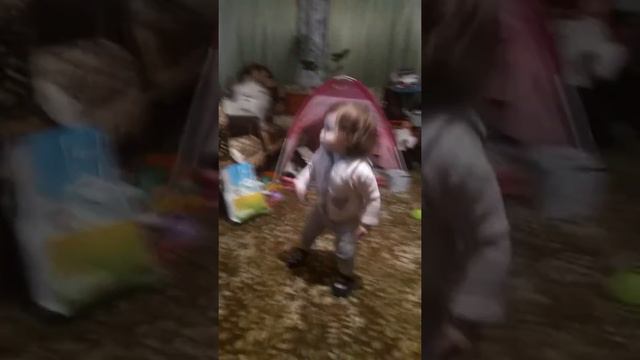 Танцуют дети😊Удивительная ну очень маленькая девочка танцует 😄 смотреть онлайн