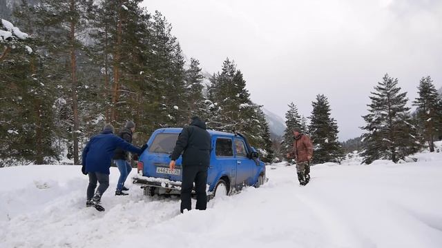 Десятка и Форд Фокус против внедорожников в зимней сказке ущелья Махар смотреть онлайн