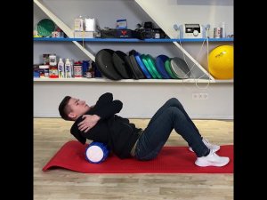 Упражнение для позвоночника на Фоам роллере Thera-Band