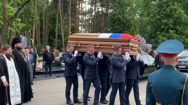 Могила петра кучеренко на троекуровском кладбище фото