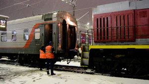 Прицепка тепловоза ТЭМ18ДМ-757 к поезду 090 на станции Екатеринбург-Пасс