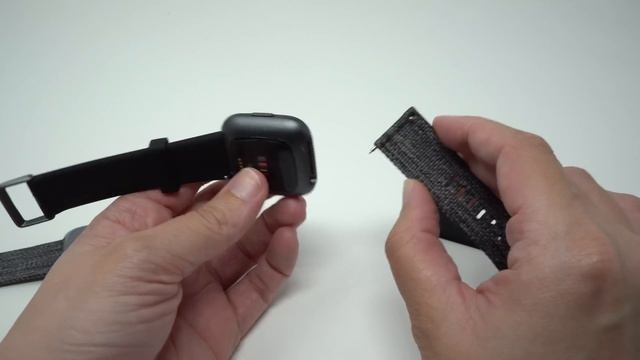 How to Change Fitbit Versa 2 Band смотреть онлайн