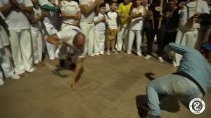 Old Man Capoeira Prank - Vovô jogando capoeira