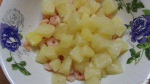 Салат с креветками, ананасом и чесноком