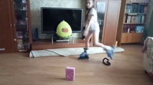 как правильно научиться кататься на роликах дома 👻💕