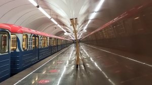 Московский мерополитен|Станция метро Окружная прибывает метропоезд 81-717 "Номерной"