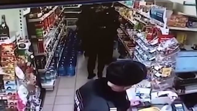 В Калининграде школьник пришел в магазин и потерял деньги Рядом были полицейски смотреть онлайн