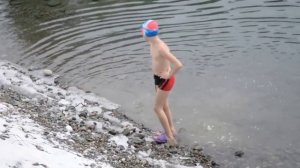 Мой сынок Павлик купается зимой! А вам слабо?