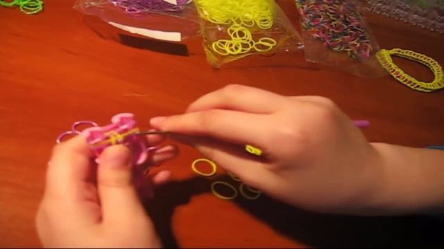Как сделать самый простой браслет из резинок без станка.Стиль рыбий хвостик.Поделки с детьми! смотреть онлайн