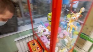 Мы думали эту огромную игрушку нереально достать  \ Как достать игрушку из автомат с игрушками