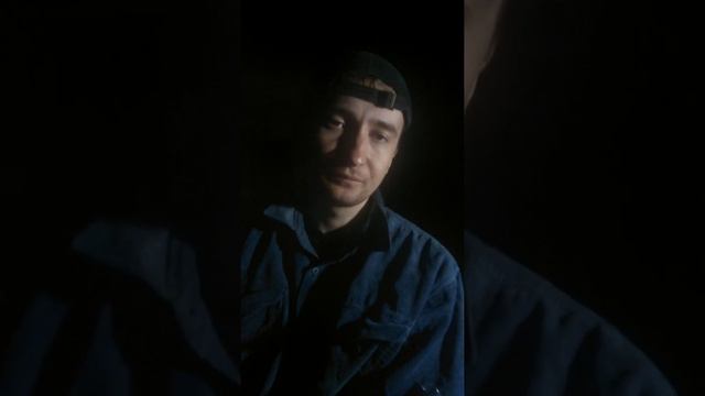 в заброшенной церви в полночь, цветной светильник, пентаграмма, предрассудки