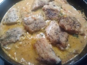 Горбуша в соусе с овощами на сковороде.
