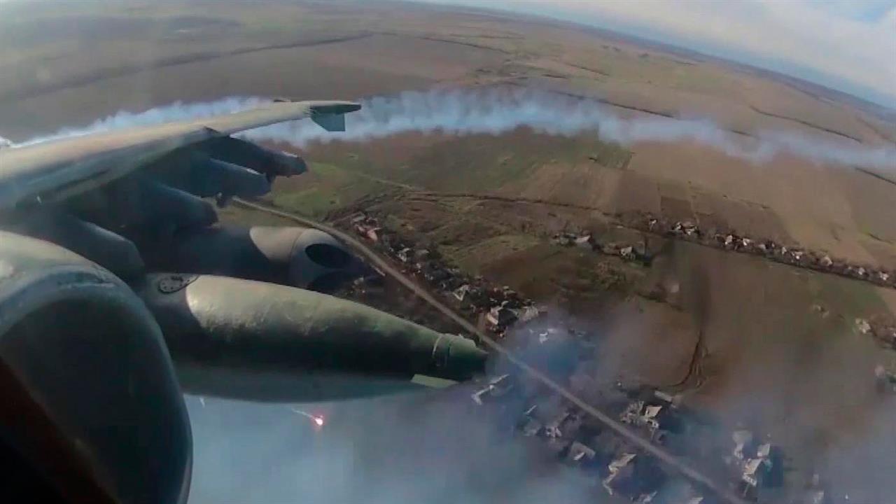 Замаскированные полевые позиции и бронетехнику украинских националистов уничтожили штурмовики Су-25