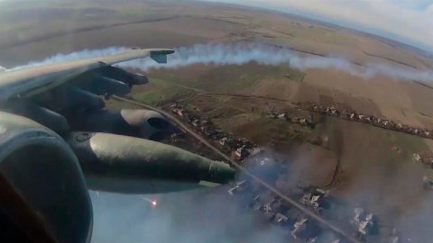 Замаскированные полевые позиции и бронетехнику украинских националистов уничтожили штурмовики Су-25