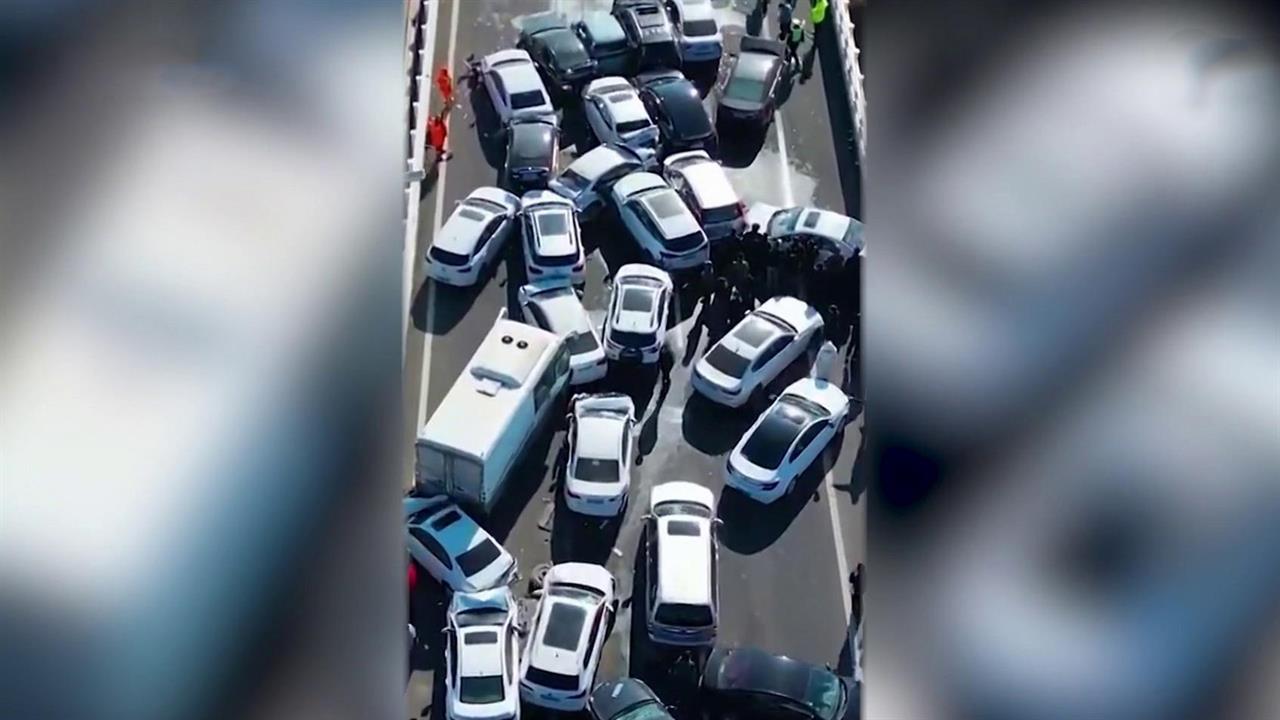 200 машин одновременно столкнулись в Китае