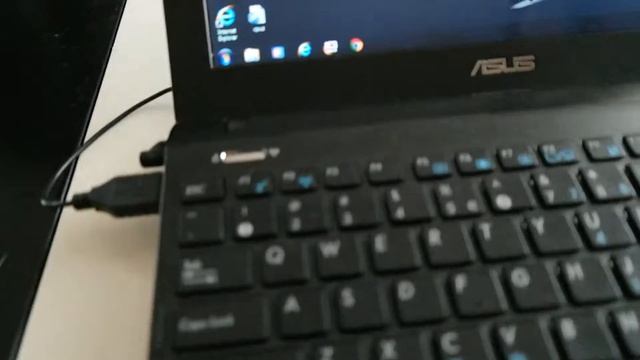 Asus 1225B uszkodzony zawias hinges is broken смотреть онлайн