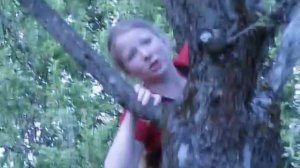 Таня любит лазать по деревьям