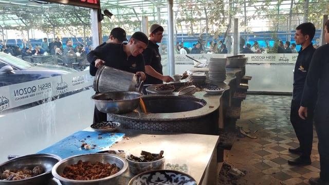 Центр Плова в Ташкенте. Приготовление плова в гигантских казанах / Uzbek Cousin. Pilaf 2023