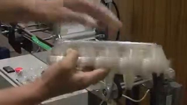 Маркировка самоклеящейся этикеткой пластиковой упаковки сверху на этикетавтомате LS-109