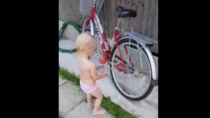 Девочка ремонтирует велосипед