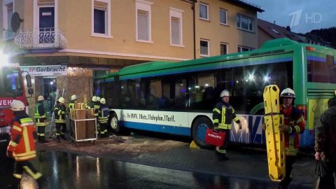 В Германии школьный автобус на полном ходу влетел в офисное здание