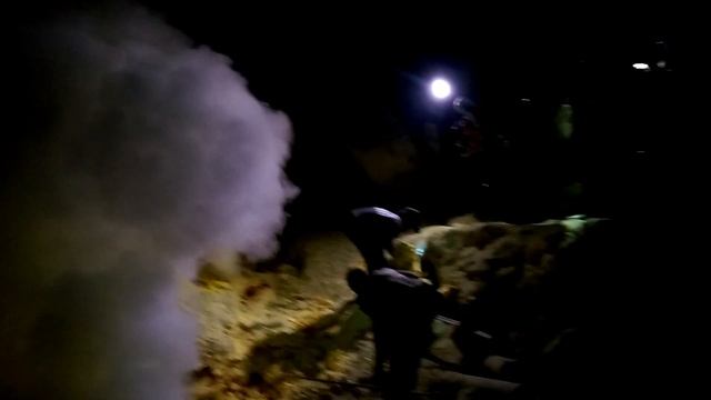 Так добывают серу в кратере вулкана Иджен смотреть онлайн