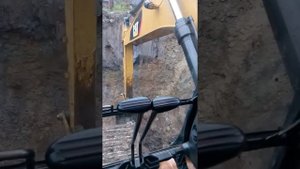 Эксковаторщик копает котлован очень опасные моменты