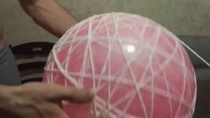 Абажур лампы из нитки шарика и клея.