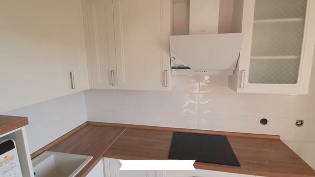 МАЛЕНЬКАЯ белая КУХНЯ с техникой Midea,Ariston / Белорусские кухни ЗОВ на заказ Белгород обзор отзы смотреть онлайн