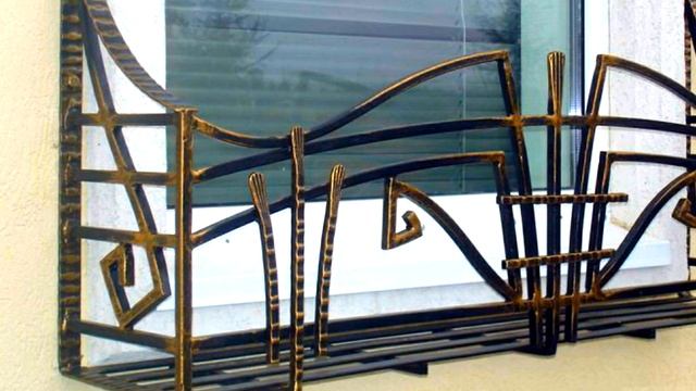 Красивая кованая цветочница, подставка для цветов на стене дома под окном