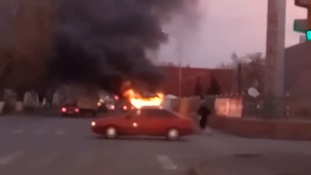 В Павлодаре полностью сгорел маршрутный автобус смотреть онлайн