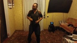 Парень круто станцевал под песню Шатунова "Детство" !!!!