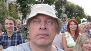 Я в городе снимаю видео про певца. Певец поёт песню, песня: Я встретил девушку