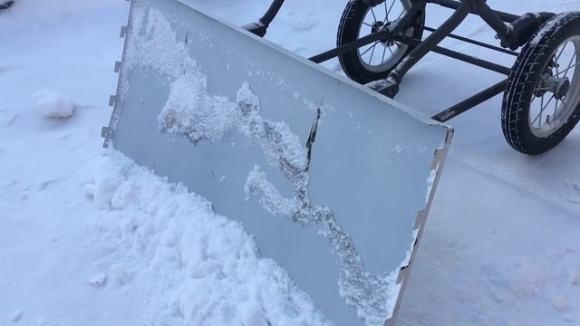 Скребок для снега, лопата снеговая на колёсах смотреть онлайн