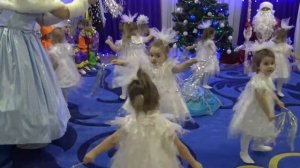 На галяву на лужок тихо падає сніжок! Танец Снежинок.mkv