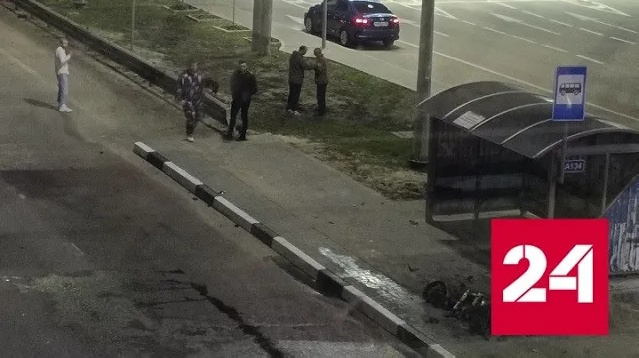 В страшной аварии с байкером под Воронежем погибли два человека - Россия 24