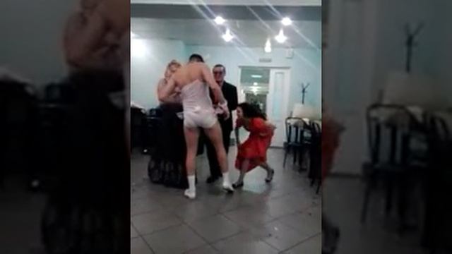 свидетель на свадьбе упустил невесту))) выкупает))) смотреть онлайн