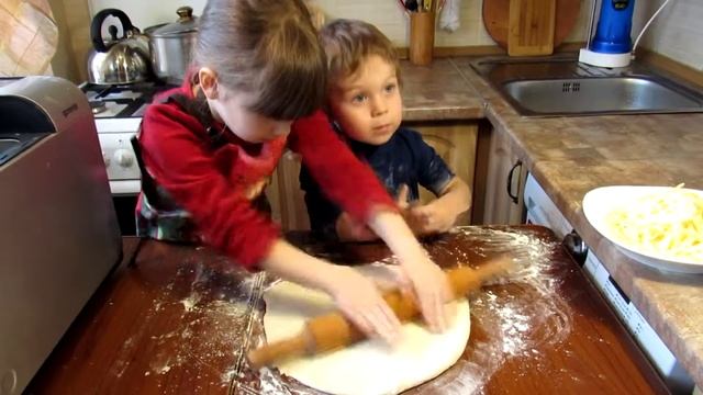 Діти готують дитячу піцу смотреть онлайн