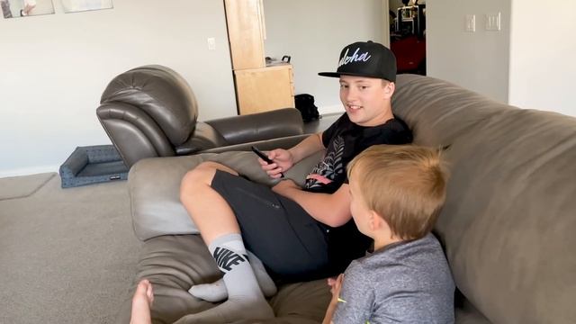 8 Things Siblings Fight Over смотреть онлайн