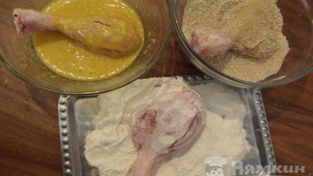Курица в панировочных сухарях на сковороде