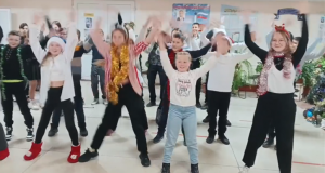 Новогодний танцевальный флешмоб от учеников школы № 12 города Севастополя