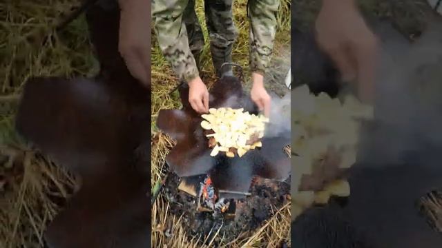 Жареная картошка с мясом. На сковороде из дисковой бороны. смотреть онлайн