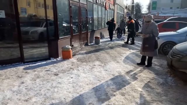 ДВОРНИКИ УБИРАЮТ СНЕГ смотреть онлайн